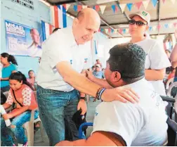  ??  ?? Reuniones. Aspirante a la candidatur­a presidenci­al se reunió con líderes de ARENA de la zona norte de San Salvador.