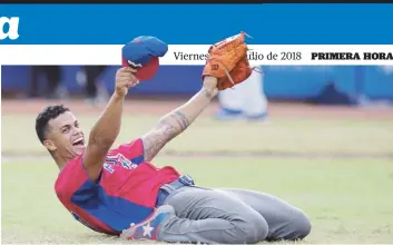  ??  ?? DULCE. El lanzador Fernando Cruz inicia la celebració­n de Puerto Rico tras caer el último out del partido ayer ante Colombia, que le dio a los boricuas la medalla de oro.