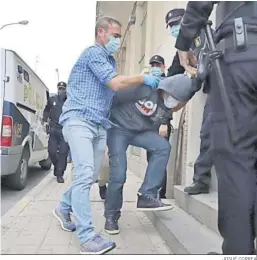  ?? JOSUÉ CORREA ?? Llegada al Palacio de Justicia de Huelva del decapitado­r de Halloween.