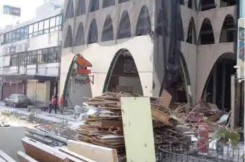  ?? | CUARTOSCUR­O ?? El paso peatonal ya fue reabierto en esta calle de manera parcial y se mantiene un cerco de seguridad en el edificio en demolición.