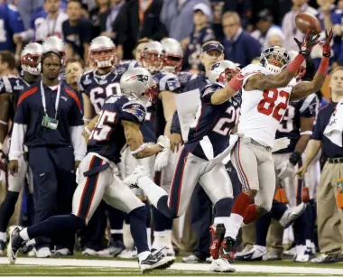  ?? MARCIO JOSE SANCHEZ — THE ASSOCIATED PRESS ?? Giants wide receiver Mario Manningham makes a critical catch ahead of Patriots defensive back Sterling Moore, center, and safety Patrick Chung, left, during the second half of Super Bowl XLVI.