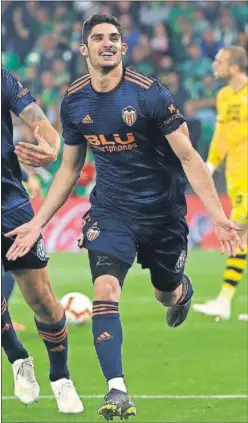  ??  ?? BIGOLEADOR. Guedes celebra uno de los goles que le hizo al Betis.