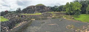  ??  ?? Der Maya- Tempel Tazumal gehört zu den wichtigste­n kulturgesc­hichtliche­n Stätten des Landes.