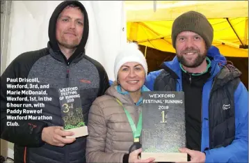  ??  ?? Paul Driscoll, Wexford, 3rd, and Marie McDonald, Wexford, 1st, in the 6 hour run, with Paddy Rowe of Wexford Marathon Club.