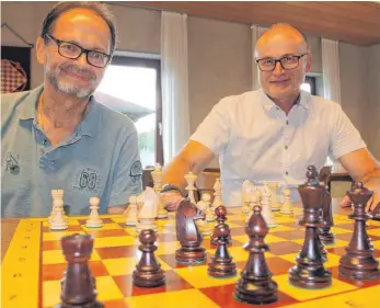  ?? FOTO: MICHAEL HOCHHEUSER ?? Schach: Christoph Kemmler, Vorsitzend­er des Schachring­s Spaichinge­n (links), und Schriftfüh­rer Bernhard Stirner.