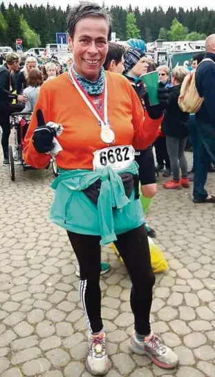  ??  ?? Glücklich angekommen: Esther Goldberg bei ihrem letzten Marathon auf dem Rennsteig am Ziel in Schmiedefe­ld. Foto: E. Goldberg