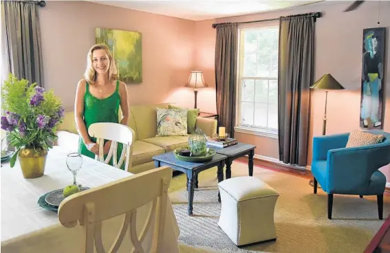  ?? AMY DAVIS/BALTIMORE SUN ?? Jaclyn Riedel staged this Columbia townhouse after it languished on the market. She replaced bulky furniture with lighter, neutral pieces and added color accents. An offer was quickly made.