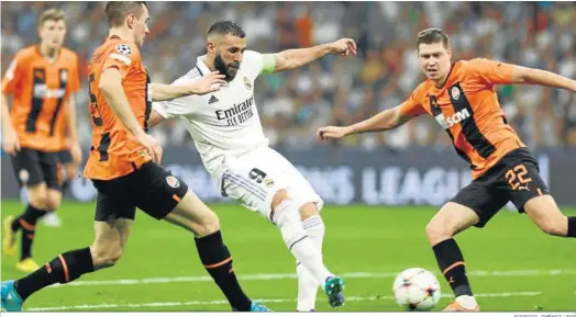  ?? RODRIGO JIMÉNEZ / EFE ?? Benzema lucha con Shved durante el partido de ayer de la Liga de Campeones.