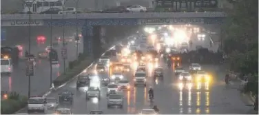  ?? Agence France-presse ?? ↑ Commuters drive along a busy road during a heavy rainfall in Islamabad on Friday.