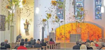  ?? FOTO: HELMUT VOITH ?? Felicia Gliddens Installati­on holt die Natur in die Nikolauski­rche.