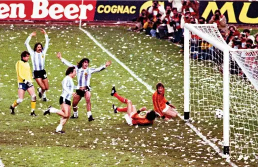  ?? PA IMAGES VIA GETTY IMAGES ?? AQUEL 2-1 HISTÓRICO DE MARIO
Era el minuto 104 de la prórroga cuando ocurrió esta jugada. Internada de Mario Kempes, rebote y el argentino metió la bota para el 2-1 (casi) final.