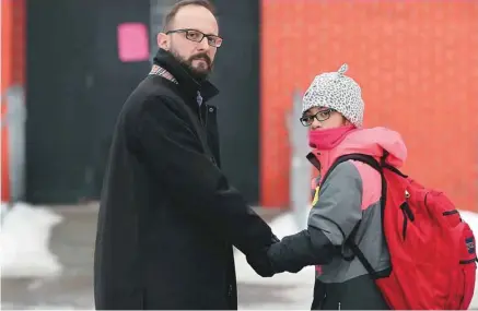  ?? JACQUES NADEAU LE DEVOIR ?? Florin Naiche déplore que la classe de sa fille Marine soit mise en péril. Les 26 élèves et leurs parents sont emballés par le bain linguistiq­ue de l’école Léon-Guilbault.