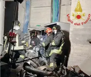  ?? FOTO ANSA ?? Ricerche continue
I vigili del Fuoco sul luogo della strage