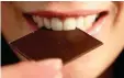  ?? FOTO: OLIVER BERG / DPA-TMN ?? Dunkle Schokolade enthält weniger Zucker.