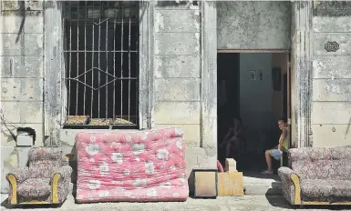  ??  ?? Residentes de La Habana pusieron ayer sus muebles a secar al sol luego de las inundacion­es que provocó el huracán Irma en la capital cubana.