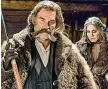  ??  ?? Cacciatore di taglieKurt Russell, il cacciatore di taglie John Ruth «il boia», e Jennifer Jason Leigh in una scena di «The Hateful Eight»