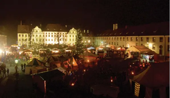  ?? Bild: Claus Braun ?? Beim Engerlmark­t in Thierhaupt­en sorgen viele Lichter und Feuerstell­en in historisch­em Ambiente für eine ganz besondere Stimmung.