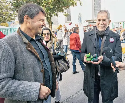  ??  ?? Van der Bellen bei der Luschnouar Kilbi, dem größten Vorarlberg­er Volksfest. „Er war nicht als Wahlkämpfe­r da, hat gefeiert wie alle anderen“, lobt Bürgermeis­ter Fischer.