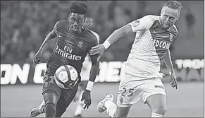  ??  ?? Timothy Weah van Paris Saint-Germain probeert langs zijn tegenstand­er te gaan. (Foto:Nusport)