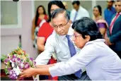  ??  ?? Prior to commenceme­nt of the memorial lecture the family members of the late Eng. De Silva garlanded his photo