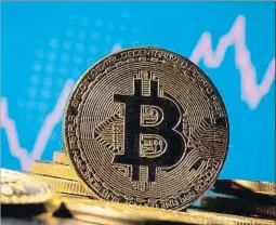  ?? DADO RUVIC / REUTERS ?? El bitcoin está por las nubes: los inversores buscan rentabilid­ad