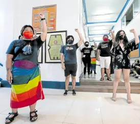 ?? —LYN RILLON ?? DEFIANT IN DETENTION Pride March participan­ts stand their ground at the Manila Police District headquarte­rs following their arrest after Friday’s protest at Mendiola Freedom Park. Of the 20 who were arrested, three have been released for being minors.