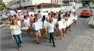  ?? Alexsander Ferraz/Folhapress ?? Passeata em homenagem ao garoto Allan Abadia Bispo, em São Vicente, litoral de SP