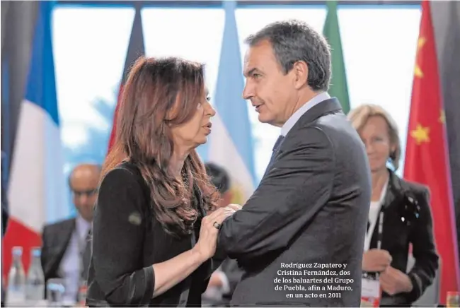  ??  ?? Rodríguez Zapatero y Cristina Fernández, dos de los baluartes del Grupo de Puebla, afín a Maduro, en un acto en 2011