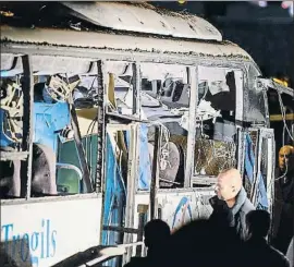  ?? MOHAMED EL-SHAHED / AFP ?? El bus fue alcanzado por una bomba casera colocada junto a un muro