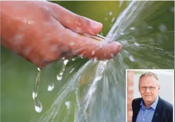 ??  ?? FÖRBUD. Om vattenförb­rukningen inte minskar kommer kommunalfö­rbundet Norrvatten rekommende­ra bevattning­sförbud i Norrorts kommuner, meddelar Håkan Falk, vd.