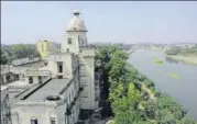  ?? HT FILE ?? ▪ It was said that Thandi Sadak provides Chhatar Manzil’s best view. Running along the Gomti, it separates the palace from the river.