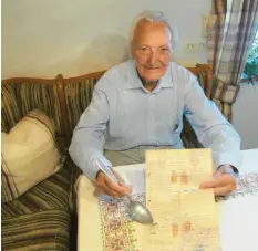  ?? Foto: Hans Bosch ?? Mit 92 Jahren noch immer fit: Wilhelm Lochbronne­r aus Neuburg. In der Hand hält er sein letztes Relikt aus der Soldatenze­it, seinen großen Löffel.