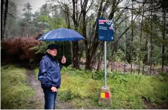  ?? FOTO: ALBIN TINGSTEDT ?? NY VÄG. Under sju år har grannarna till skogen försökt sätta stopp för byggnadspl­anerna av bostadsomr­ådet Tumba skog. Men efter ett beslut i mark- och miljööverd­omstolen, som gav grönt ljus till byggnadspl­anerna, står projektet fast. Nu siktar grannarna på en annan sorts opposition.