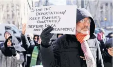  ??  ?? Personas participan en una manifestac­ión en Nueva York contra las deportacio­nes de inmigrante­s indocument­ados.