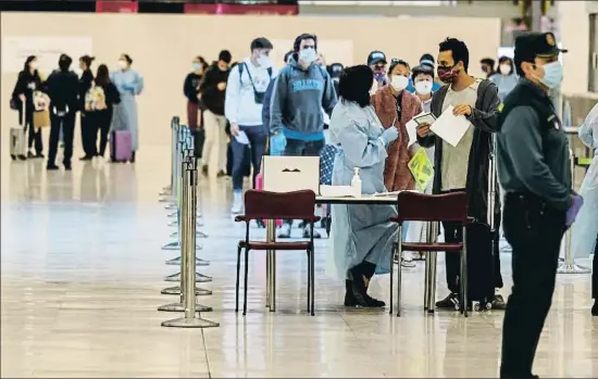  ?? DANI DUCH ?? Controles en la terminal 4 del aeropuerto de Madrid-barajas Adolfo Suárez el pasado mes de mayo