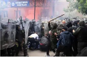  ?? AFP/VNA Photo ?? Soldiers of NATO-LED internatio­nal peacekeepi­ng Kosovo Force (KFOR) scuffle with ethnic Serbs in front of the building of the municipali­ty in Zvecan, Kosovo, May 29, 2023.