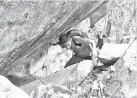  ??  ?? (Gambaratas)SALAHsatul­aluanmenca­bar yang dilalui sepanjang pendakian. (Gambar bawah)PESERTA merakamkan gambar di air terjun Sugang semasa pendakian.