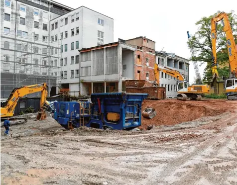  ?? Foto: Silvio Wyszengrad ?? Für rund 60 Millionen Euro entsteht am Josefinum ein neuer Krankenhau­sflügel. Momentan laufen Abbrucharb­eiten, um Platz dafür zu schaffen.