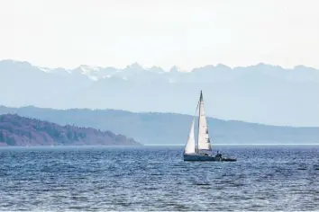  ?? Fotos: Andreas Frey/Julian Leitenstor­fer ?? Der Traum eines jeden Seglers: bei gutem Wind vor der mächtigen Alpenkette auf dem Ammersee unterwegs sein. Dennoch warten zu jeder Zeit besondere Anforderun­gen auf Mensch und Boot.