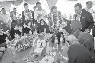  ?? — Gambar Bernama ?? TERIMALAH: Dr Dzulkefly menyampaik­an baucar pembelian Pasar Raya Econsave kepada 40 penerima yang menetap di Parlimen Kuala Selangor selepas menyempurn­akan majlis pelancaran Dana ‘Medical4Ga­za Misi Pasukan Doktor Malaysia ke Gaza’ di Puncak Alam, dekat Shah Alam, semalam.