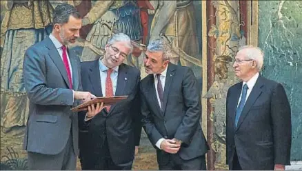  ?? DAVID AIROB ?? El Rey, junto a Jordi Cornet, Jaume Collboni y Miquel Valls, en la audiencia al Consorcio de la Zona Franca