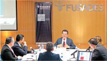  ??  ?? Conversato­rio. Hugo Martínez, candidato presidenci­al del FMLN, participó ayer en un conversato­rio organizado por FUSADES y la Fundación Hanns Seidel, en este expuso sus propuestas.