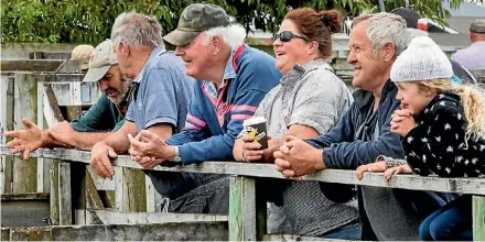  ?? PHOTO: WARWICK SMITH/STUFF ?? Rongotea saleyards, the place to meet and laugh.