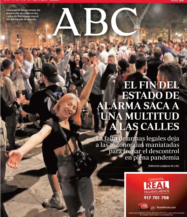  ??  ?? Centenares de personas sin mascarilla invadieron las calles de Barcelona tras el fin del estado de alarma