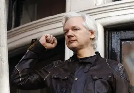  ?? FOTO: TT-AP/FRANK AUGSTEIN ?? Julian Assange talar till sina anhängare från en balkong på Ecuadors ambassad i London. Bilden är från maj 2017.