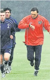  ?? Pictures: SNS. ?? Juan Sara, above, celebrates another goal for Dundee and in training with his Dark Blues teammates, left.