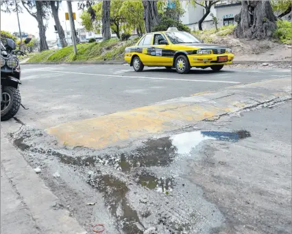  ?? GUSTAVO GUAMÁN / EXPRESO ?? Deterioro. Los reductores de velocidad del sector de Carcelén presentan grietas y huecos que afectan el tránsito.