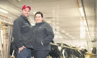  ??  ?? Sabrina Caron a des projets ambitieux pour la Ferme Roland Caron, qui porte le nom de son père. Elle pose ici avec son conjoint, Danny Giguère, qui travaille également pour l’entreprise familiale.