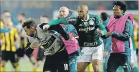  ??  ?? Felipe Melo geeft een vuistslag aan een steward. (Foto: T13)