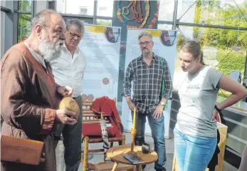  ?? FOTO: SCHNEIDER ?? Jürgen Heinritz (links) berichtete im Alamannenm­useum über Wanderbewe­gungen vor 1500 Jahren.